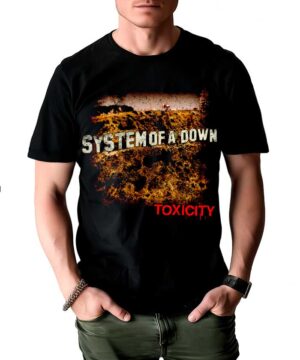 Czarna koszulka SYSTEM OF A DOWN "Toxicity", unisex, na osobie stojącej z rękami w kieszeniach na białym tle.