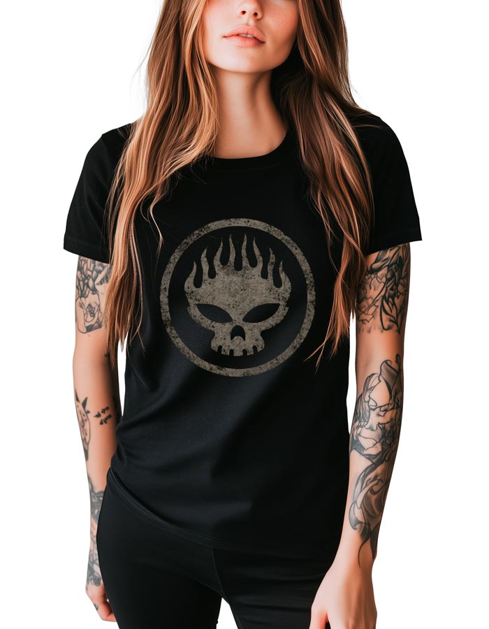 the-offspring-tshirt-damski-muzyczny-czarny-distressed Czarna koszulka muzyczna THE OFFSPRING Distressed z okrągłym logo czaszki i płomieniami, na modelu z długimi włosami i tatuażami.