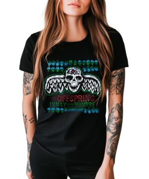 Czarna koszulka THE OFFSPRING "Ixnay on Hombre" dla kobiet, modelka z długimi włosami i tatuażami, czarne spodnie.