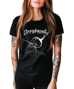 Czarna koszulka muzyczna THE OFFSPRING "Supercharged" z logo zespołu i wyrazistą grafiką, prezentowana przez kobietę.