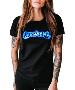 Czarna koszulka muzyczna THE OFFSPRING z niebieskim logo zespołu i napisem "Tour 2025," prezentowana przez osobę z tatuażami.