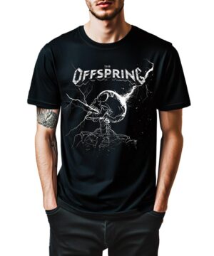Mężczyzna w czarnej koszulce muzycznej THE OFFSPRING "Supercharged" z grafiką szkieletu z gitarą, na białym tle.