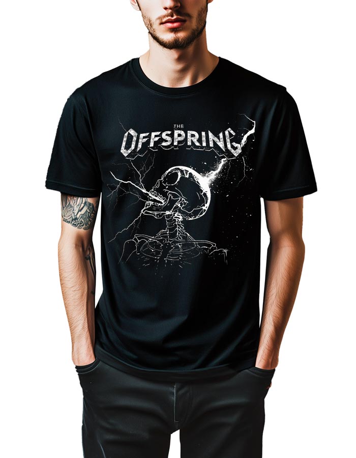 Mężczyzna w czarnej koszulce muzycznej THE OFFSPRING "Supercharged" z grafiką szkieletu z gitarą, na białym tle.