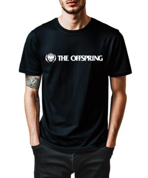 Mężczyzna w czarnej koszulce muzycznej THE OFFSPRING z białym napisem i logo płomienia z przodu, ręce w kieszeniach.