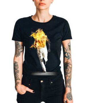 Czarna koszulka muzyczna LINDEMANN "Sport frei" z nadrukiem płonącej biegnącej postaci, prezentowana przez osobę z tatuażami.