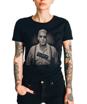 Czarna koszulka muzyczna LINDEMANN "Zunge 2025" z nadrukiem mężczyzny w więziennym stroju trzymającego tabliczkę z numerami.