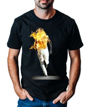 Czarna koszulka LINDEMANN "Sport frei" z grafiką przedstawiającą biegnącą osobę z płonącym torsem, idealna na koncert.