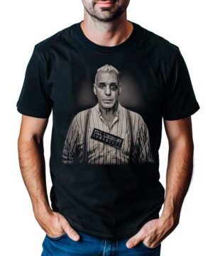 Czarna koszulka muzyczna LINDEMANN "Zunge 2025" z szarym nadrukiem Tilla Lindemanna i napisem 1 czerwca 2023 na przodzie.