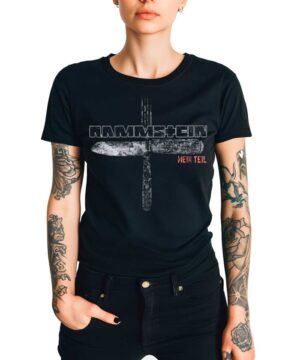 Czarna koszulka RAMMSTEIN "Mein Teil 2.0" na osobę z tatuażami, stojącej na białym tle z ręką w kieszeni.