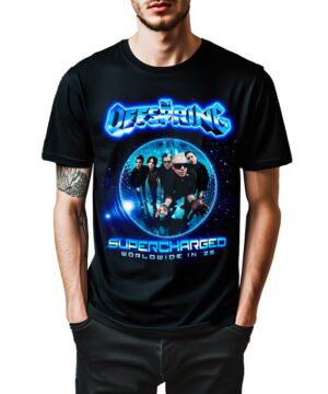 Czarna koszulka muzyczna THE OFFSPRING z nadrukiem "Supercharged Worldwide In '25" i niebieskimi, futurystycznymi grafikami.