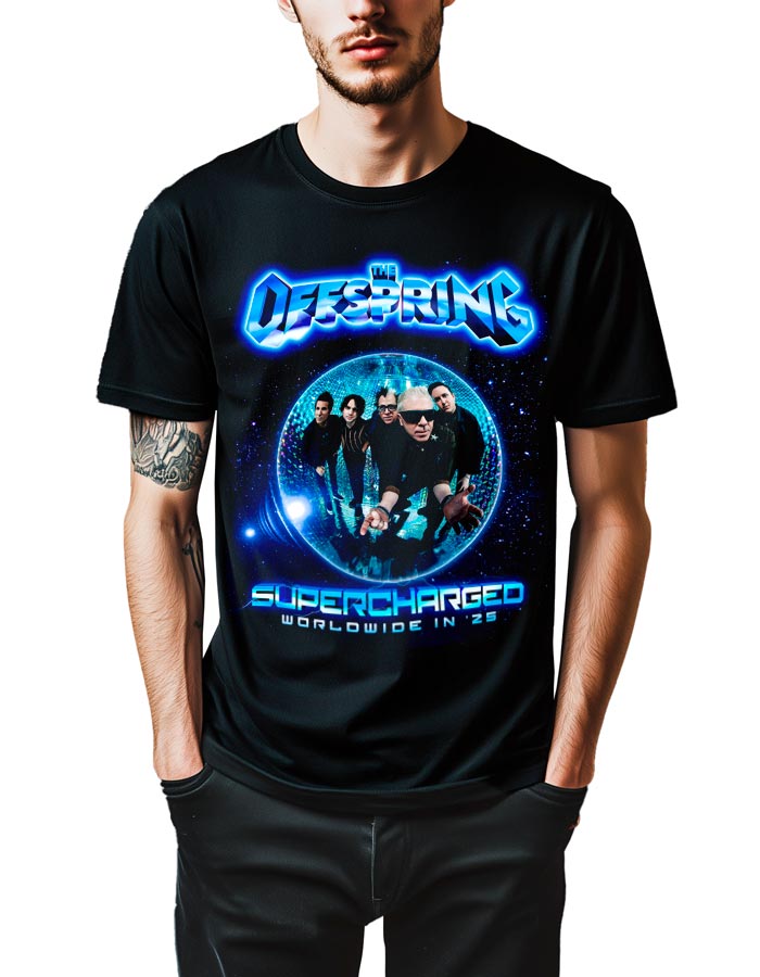 Czarna koszulka muzyczna THE OFFSPRING z nadrukiem "Supercharged Worldwide In '25" i niebieskimi, futurystycznymi grafikami.
