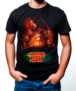 Osoba ubrana w czarną koszulkę FOO FIGHTERS "Studio 666" z ilustrowanymi portretami członków zespołu i grafiką studia nagraniowego z odważnymi czerwonymi i zielonymi akcentami.