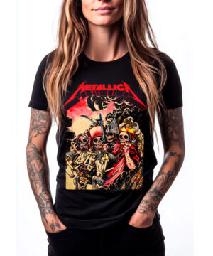 Czarna koszulka METALLICA "The four horsemen" z kolorową grafiką szkieletów i wojowników, noszona przez osobę z długimi włosami.