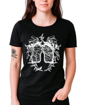 Osoba nosząca koszulkę damską FLORENCE AND THE MACHINE "Gothic Lungs" w kolorze czarnym, z białą anatomiczną grafiką płuc z elementami botanicznymi.