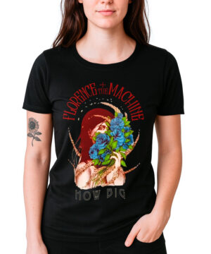 Kobieta nosi czarną koszulkę FLORENCE AND THE MACHINE "How big" z ilustrowaną postacią, niebieskimi kwiatami, czerwonym tekstem i napisem How Big.