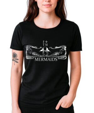 Osoba ma na sobie koszulkę damską FLORENCE AND THE MACHINE "Mermaids" - czarny t-shirt z białą grafiką syren, fal i napisem F T M MERMAIDS.