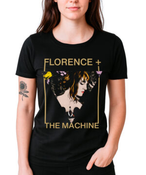 Osoba ubrana w czarną koszulkę FLORENCE AND THE MACHINE "Triangle" z ilustrowanym portretem kobiety w złotej prostokątnej ramce.