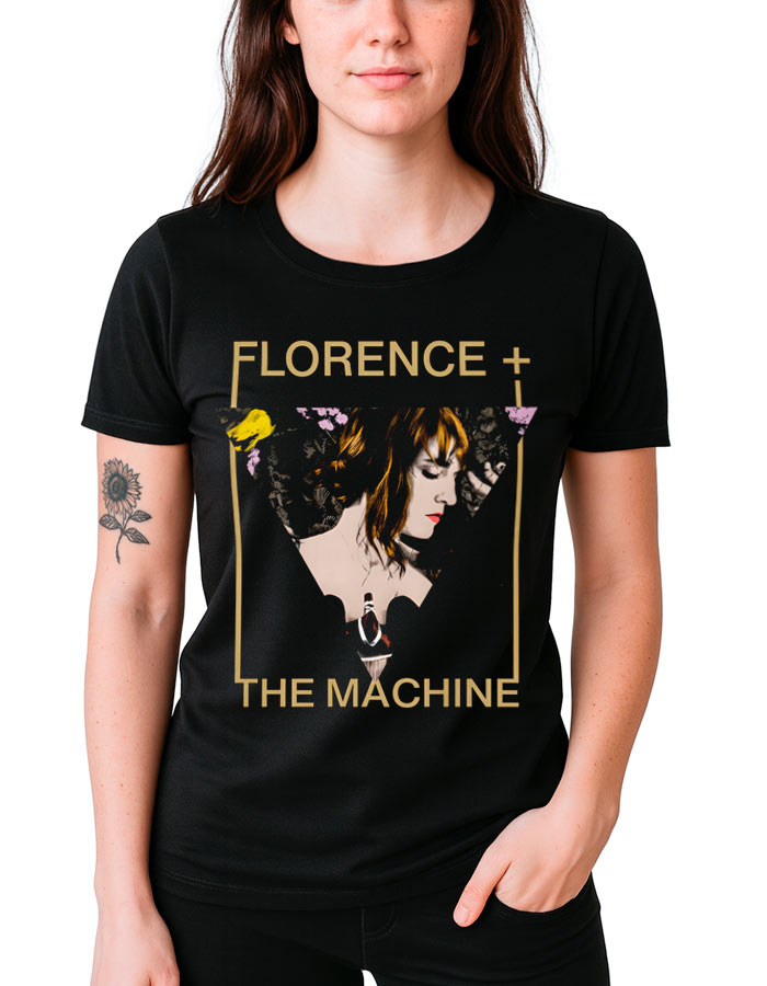 florence-and-the-machine-tshirt-damski-triangle Osoba ubrana w czarną koszulkę FLORENCE AND THE MACHINE "Triangle" z ilustrowanym portretem kobiety w złotej prostokątnej ramce.