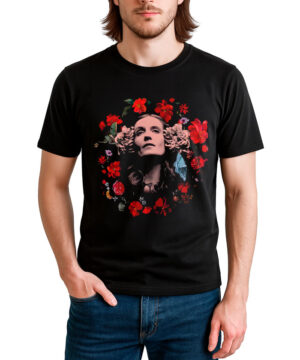 Osoba nosząca koszulkę męską z grafiką FLORENCE AND THE MACHINE "Dream girl", przedstawiającą portret kobiety w otoczeniu czerwonych kwiatów i niebieskiego motyla.