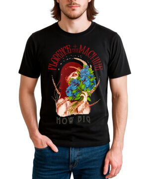 Mężczyzna ubrany w czarną koszulkę FLORENCE AND THE MACHINE "How big" z kolorowym motywem kwiatowym i portretem stoi z jedną ręką w kieszeni.