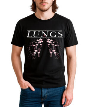 Mężczyzna ma na sobie koszulkę FLORENCE AND THE MACHINE "Lungs" z czarnym napisem LUNGS i różowymi kwiatami w kształcie płuc.
