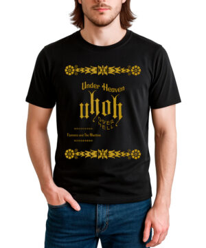 Mężczyzna ma na sobie koszulkę męską "FLORENCE AND THE MACHINE 'Under heaven'" - czarną koszulkę z żółtym ozdobnym napisem: Under Heaven Whoh Over Hell Florence and The Machine.