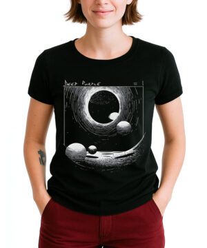 Osoba nosząca koszulkę damską DEEP PURPLE "=1" w kolorze czarnym z motywem planet kosmicznych i napisem "Deep Purple" nad ilustracją.