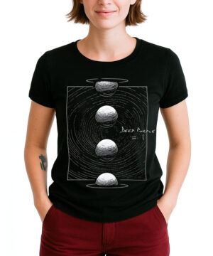Osoba nosząca czarną koszulkę damską DEEP PURPLE "=1 planet" z pięcioma teksturowanymi kulami ustawionymi pionowo i napisem "Deep Purple" z przodu.