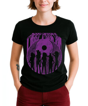 Osoba nosząca czarną koszulkę damską DEEP PURPLE "Silhouette" z fioletową grafiką przedstawiającą sylwetki pięciu osób i napis Deep Purple.