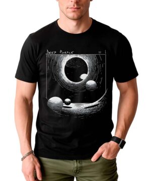 Mężczyzna ubrany w koszulkę męską DEEP PURPLE "=1" z białym abstrakcyjnym wzorem planet i napisem "Deep Purple" nad grafiką.