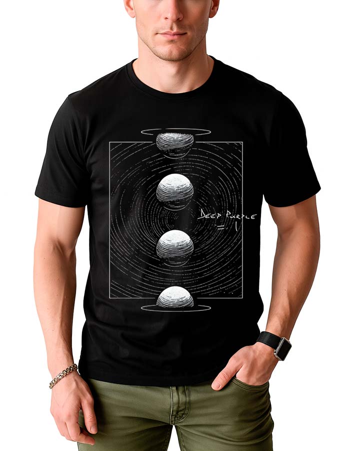 Mężczyzna nosi koszulkę męską z grafiką DEEP PURPLE "=1 planet" - czarną koszulkę z czterema pionowymi kulami, okrągłymi liniami i napisem Deep Matter.