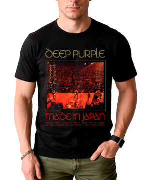 Mężczyzna ma na sobie koszulkę męską DEEP PURPLE "Made in Japan" z okładką albumu i nazwami zespołów oraz utworów wyświetlanymi pod zdjęciem z koncertu.