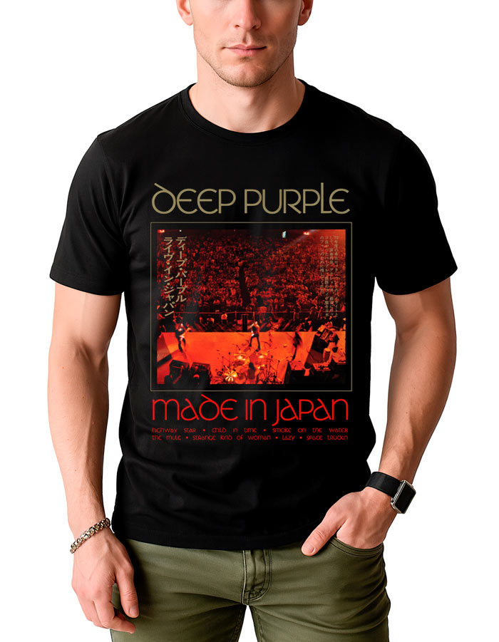 Mężczyzna ma na sobie koszulkę męską DEEP PURPLE "Made in Japan" z okładką albumu i nazwami zespołów oraz utworów wyświetlanymi pod zdjęciem z koncertu.