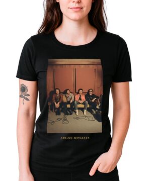 Czarna koszulka muzyczna ARCTIC MONKEYS z nadrukiem zdjęcia zespołu oraz napisem "ARCTIC MONKEYS" pod grafiką.