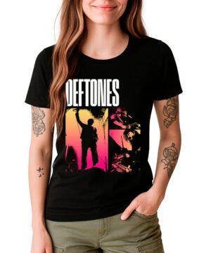 Osoba ubrana w czarną koszulkę damską DEFTONES "Collage Tour" z kolorową grafiką i spodnie khaki, stojąca z jedną ręką w kieszeni.