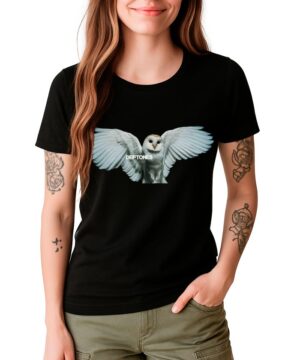 Kobieta nosi koszulkę damską DEFTONES "Diamond Eyes" - czarną koszulkę z odważną białą sową i napisem DEFTONES z przodu.