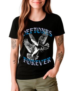 Kobieta z długimi włosami i widocznymi tatuażami stoi z jedną ręką w kieszeni, ubrana w czarną koszulkę DEFTONES "Forever" z dwoma białymi gołębiami w locie.