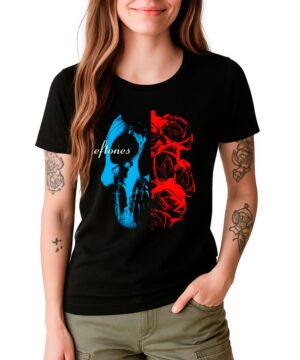 Kobieta nosi czarną koszulkę damską DEFTONES "Rose Skull" z grafiką niebieskiej czaszki i czerwonych róż, z jedną ręką w kieszeni.