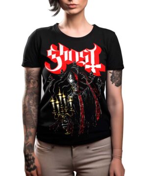 Wytatuowana kobieta nosi koszulkę damską GHOST "Haunted Candelabra" - czarną koszulkę z czerwono-białą nazwą zespołu Ghost i ilustrowaną postacią trzymającą świecznik.