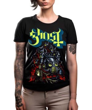 Kobieta z tatuażami nosi koszulkę damską GHOST "Ghoul castle" - czarną koszulkę z kolorową gotycką grafiką i odważnym żółtym logo zespołu Ghost.
