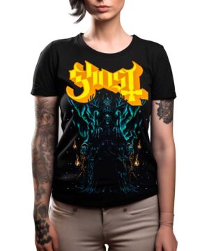 Wytatuowana kobieta nosi czarną koszulkę damską GHOST "Solstace King" z ciemną grafiką i odważnym żółtym logo, stojącą na jednolitym tle.