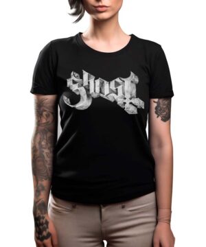 Kobieta z tatuażami na ramionach nosi koszulkę damską GHOST "Stone sign" - czarną koszulkę z napisem Ghost dużą, stylizowaną szarą czcionką.