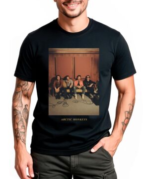 Czarna koszulka muzyczna ARCTIC MONKEYS z nadrukiem zdjęcia zespołu w studio i napisem "Arctic Monkeys" pod grafiką.