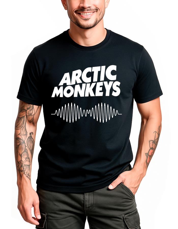 Męska czarna koszulka ARCTIC MONKEYS z białym logo i wzorem fali dźwiękowej, prezentowana przez uśmiechniętego modela.