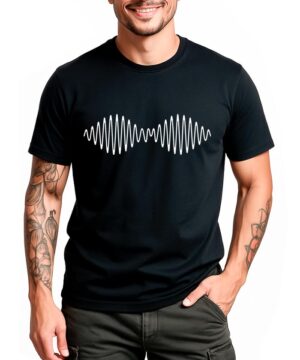 Mężczyzna w czarnej koszulce muzycznej ARCTIC MONKEYS "Oscilloscope" z białym wzorem fali dźwiękowej na tle białym.