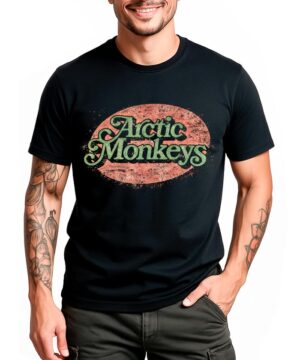 Czarna koszulka muzyczna ARCTIC MONKEYS "Vintage" z zielono-czerwonym logo retro, noszona przez mężczyznę.