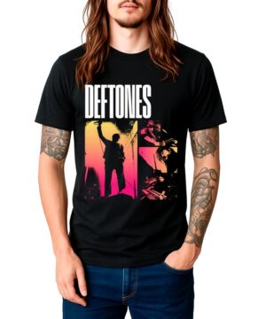 Osoba nosząca czarną koszulkę DEFTONES "Collage Tour" z żywym wizerunkiem wykonawcy z uniesionymi ramionami i perkusistami w tle.