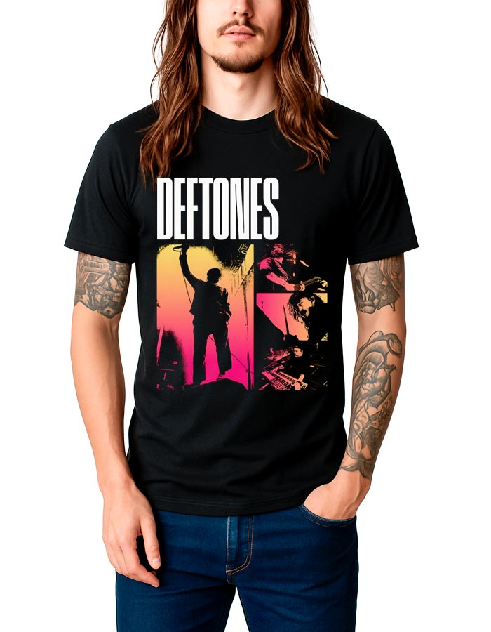 Osoba nosząca czarną koszulkę DEFTONES "Collage Tour" z żywym wizerunkiem wykonawcy z uniesionymi ramionami i perkusistami w tle.