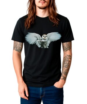 Osoba nosząca koszulkę męską DEFTONES "Diamond Eyes" - czarną koszulkę z odważną białą sową z rozpostartymi skrzydłami i logo DEFTONES pod spodem.