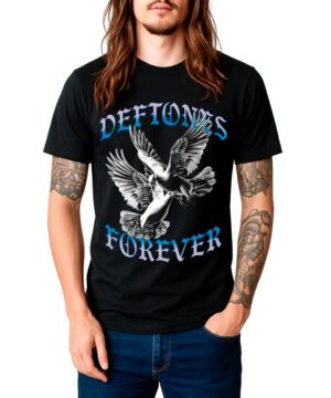 Osoba ubrana w koszulkę męską DEFTONES "Forever" - czarną koszulkę z napisem DEFTONES FOREVER i dwoma białymi gołębiami w locie nadrukowanymi z przodu.